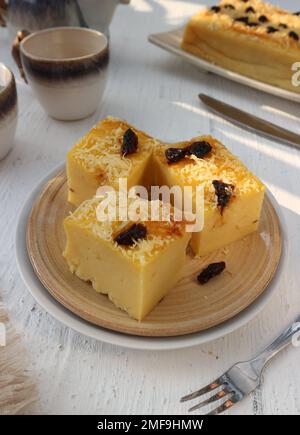 Drei Scheiben Kuchen, garniert mit Käse und Rosinen Stockfoto