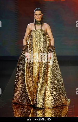 Paris, Frankreich. 24. Januar 2023. Ein Modell präsentiert eine Kreation von Stephane Rolland im Rahmen der Haute Couture-Kollektionen im Frühjahr/Sommer 2023 auf der Paris Fashion Week in Paris, Frankreich, am 24. Januar 2023. Kredit: Piero Biasion/Xinhua/Alamy Live News Stockfoto