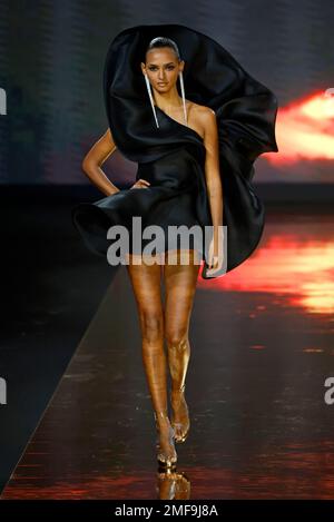 Paris, Frankreich. 24. Januar 2023. Ein Modell präsentiert eine Kreation von Stephane Rolland im Rahmen der Haute Couture-Kollektionen im Frühjahr/Sommer 2023 auf der Paris Fashion Week in Paris, Frankreich, am 24. Januar 2023. Kredit: Piero Biasion/Xinhua/Alamy Live News Stockfoto