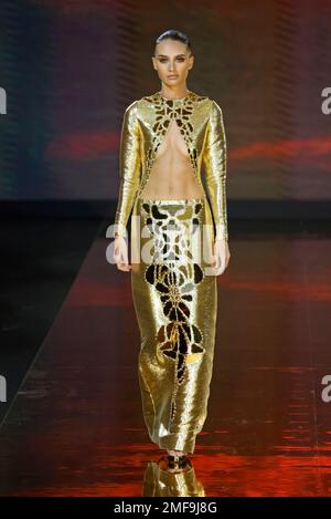 Paris, Frankreich. 24. Januar 2023. Ein Modell präsentiert eine Kreation von Stephane Rolland im Rahmen der Haute Couture-Kollektionen im Frühjahr/Sommer 2023 auf der Paris Fashion Week in Paris, Frankreich, am 24. Januar 2023. Kredit: Piero Biasion/Xinhua/Alamy Live News Stockfoto