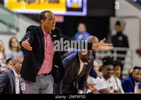 Raleigh, NC, USA. 24. Januar 2023. Kevin Keatts, Cheftrainer von North Carolina State Wolfpack, reagiert während der zweiten Hälfte des ACC Basketball-Kampfes gegen die Notre Dame, die in der PNC Arena in Raleigh, NC, gegen die Iren kämpft. (Scott Kinser/Cal Sport Media). Kredit: csm/Alamy Live News Stockfoto