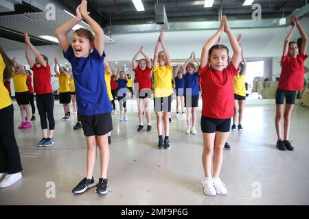 Sydney, Australien. 25. Januar 2023 Medienkonferenz an der Akademie für Musik und darstellende Künste (AMPA), 4/85 O'Riordan Street, Alexandria mit Paulini, Wer spielt die Erzählerin, wenn sie sich trifft, zum ersten Mal die 32 Sydney-Kinder, die in Andrew Lloyd Webber und Tim Rice als mehrfach preisgekröntes Musical Joseph und The Amazing Technicolor Dreamcoat aufgeführt wurden. Joseph hat eine Besetzung von 32 Kindern, um die NSW-Vorschriften zur Kinderbeschäftigung zu erfüllen. Acht Kinder erscheinen jede Nacht auf der Bühne. Kredit: Richard Milnes/Alamy Live News Stockfoto