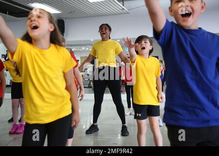 Sydney, Australien. 25. Januar 2023 Medienkonferenz an der Akademie für Musik und darstellende Künste (AMPA), 4/85 O'Riordan Street, Alexandria mit Paulini, Wer spielt die Erzählerin, wenn sie sich trifft, zum ersten Mal die 32 Sydney-Kinder, die in Andrew Lloyd Webber und Tim Rice als mehrfach preisgekröntes Musical Joseph und The Amazing Technicolor Dreamcoat aufgeführt wurden. Joseph hat eine Besetzung von 32 Kindern, um die NSW-Vorschriften zur Kinderbeschäftigung zu erfüllen. Acht Kinder erscheinen jede Nacht auf der Bühne. Kredit: Richard Milnes/Alamy Live News Stockfoto