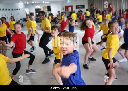 Sydney, Australien. 25. Januar 2023 Medienkonferenz an der Akademie für Musik und darstellende Künste (AMPA), 4/85 O'Riordan Street, Alexandria mit Paulini, Wer spielt die Erzählerin, wenn sie sich trifft, zum ersten Mal die 32 Sydney-Kinder, die in Andrew Lloyd Webber und Tim Rice als mehrfach preisgekröntes Musical Joseph und The Amazing Technicolor Dreamcoat aufgeführt wurden. Joseph hat eine Besetzung von 32 Kindern, um die NSW-Vorschriften zur Kinderbeschäftigung zu erfüllen. Acht Kinder erscheinen jede Nacht auf der Bühne. Kredit: Richard Milnes/Alamy Live News Stockfoto