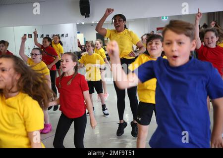 Sydney, Australien. 25. Januar 2023 Medienkonferenz an der Akademie für Musik und darstellende Künste (AMPA), 4/85 O'Riordan Street, Alexandria mit Paulini, Wer spielt die Erzählerin, wenn sie sich trifft, zum ersten Mal die 32 Sydney-Kinder, die in Andrew Lloyd Webber und Tim Rice als mehrfach preisgekröntes Musical Joseph und The Amazing Technicolor Dreamcoat aufgeführt wurden. Joseph hat eine Besetzung von 32 Kindern, um die NSW-Vorschriften zur Kinderbeschäftigung zu erfüllen. Acht Kinder erscheinen jede Nacht auf der Bühne. Kredit: Richard Milnes/Alamy Live News Stockfoto