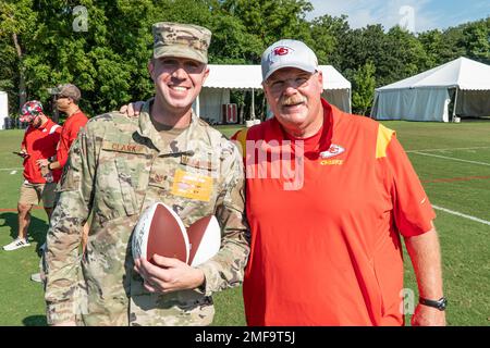 Im Trainingslager der Kansas City Chiefs in St. posieren die Flieger des 139. Airlift Wing, Missouri Air National Guard, für ein Foto mit Andy Reid, dem Cheftrainer der Kansas City Chiefs Joseph, Missouri, 18. August 2022. Militäreinheiten aus der ganzen Region wurden zu dem Tag der Militärwürdigung der Chiefs eingeladen. Stockfoto