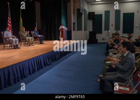 220818-N-IG466-0172 MANAMA, Bahrain (18. August 2022) Vizeadmiral Brad Cooper, Befehlshaber der USA Das Zentralkommando der Marinestreitkräfte, die US-5.-Flotte und die kombinierte Seestreitkräfte, Nelson de Oliveira Leite bei der brasilianischen Marine und Kommodore Ahmed Hussain der pakistanischen Marine nehmen an der Zeremonie der Combined Task Force (CTF) 151 zur Änderung des Kommandos in Manama, Bahrain, August 18 Teil. Die CTF 151 wurde 2009 gegründet und ist eine von vier Task Forces der kombinierten Seestreitkräfte, der weltweit größten Marinepartnerschaft. Stockfoto