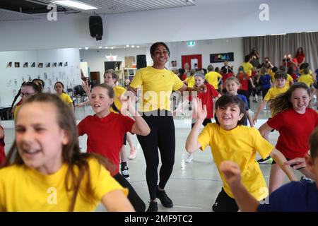 Sydney, Australien. 25. Januar 2023 Medienkonferenz an der Akademie für Musik und darstellende Künste (AMPA), 4/85 O'Riordan Street, Alexandria mit Paulini, Wer spielt die Erzählerin, wenn sie sich trifft, zum ersten Mal die 32 Sydney-Kinder, die in Andrew Lloyd Webber und Tim Rice als mehrfach preisgekröntes Musical Joseph und The Amazing Technicolor Dreamcoat aufgeführt wurden. Joseph hat eine Besetzung von 32 Kindern, um die NSW-Vorschriften zur Kinderbeschäftigung zu erfüllen. Acht Kinder erscheinen jede Nacht auf der Bühne. Kredit: Richard Milnes/Alamy Live News Stockfoto