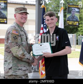 Generalmajor Darren Werner, stellvertretender stellvertretender General des Armeematerialkommandos, verleiht Sergeant Collin Roberts nach seiner Wahl für AMC's Best Squad während eines Mittagessens im Redstone Arsenal, Ala, im August 18 eine Army Commendation Medal. Roberts ist Militärpolizist bei der US Army Garrison-West Point, New York. Stockfoto