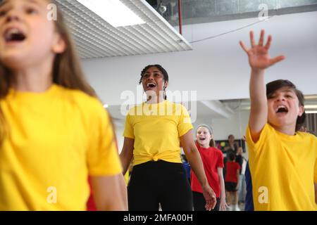 Sydney, Australien. 25. Januar 2023 Medienkonferenz an der Akademie für Musik und darstellende Künste (AMPA), 4/85 O'Riordan Street, Alexandria mit Paulini, Wer spielt die Erzählerin, wenn sie sich trifft, zum ersten Mal die 32 Sydney-Kinder, die in Andrew Lloyd Webber und Tim Rice als mehrfach preisgekröntes Musical Joseph und The Amazing Technicolor Dreamcoat aufgeführt wurden. Joseph hat eine Besetzung von 32 Kindern, um die NSW-Vorschriften zur Kinderbeschäftigung zu erfüllen. Acht Kinder erscheinen jede Nacht auf der Bühne. Kredit: Richard Milnes/Alamy Live News Stockfoto