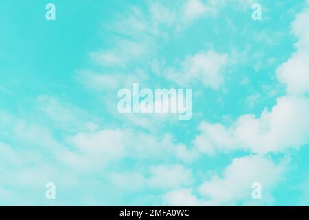 Abstrakter, schöner pastellblauer Himmel mit weißem Wolkenhintergrund. Stockfoto