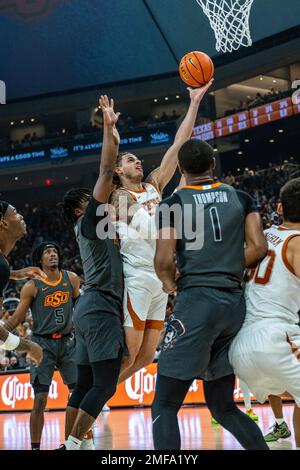 Texas, USA. 24. Januar 2023. Christian Bishop Nr. 32 der Texas Longhorns in Action gegen die Oklahoma State Cowboys im Moody Center in Austin Texas. Texas führt 40-32 auf der Hälfte. Kredit: csm/Alamy Live News Stockfoto