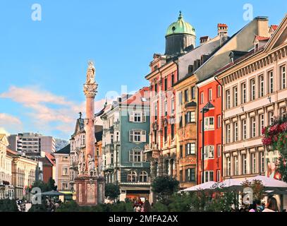 St. Anne's Column befindet sich im Stadtzentrum von Innsbruck in der Maria-Theresien-Straße. Stockfoto