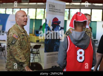 Chief Warrant Officer (4) Norman Brooks, Deputy State Aviation Officer, spricht mit Zivilisten über die vielen Möglichkeiten, die die Illinois National Guard während der Illinois State Fair STEAM Expo im August 19 bietet. Die Expo war eine Gelegenheit für Zivilisten, mehr über Wissenschaft, Technologie, Ingenieurwesen und Mathematik zu erfahren, die in Illinois zur Verfügung stehen. Stockfoto