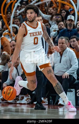 Texas, USA. 24. Januar 2023. Timmy Allen Nr. 0 der Texas Longhorns in Action gegen die Oklahoma State Cowboys im Moody Center in Austin Texas. Texas führt 40-32 auf der Hälfte. Kredit: csm/Alamy Live News Stockfoto