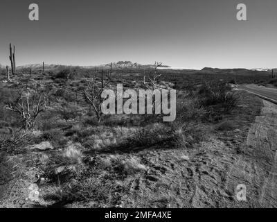 Der legendäre Four Peaks Mountain und die umliegende Bergkette nahe Phoenix Arizona sind mit seltenem Schnee übersät, der einer schnelllebigen Kaltfront folgt Stockfoto