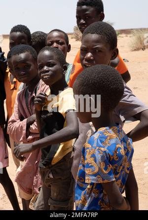 AGADEZ, Niger - örtliche Kinder von Agadez versammeln sich vor dem nigrischen Luftwaffenstützpunkt 201, Niger, 18. August 2022. Die US-Streitkräfte in Niger arbeiten mit örtlichen Schulen, Frauengruppen und ziviler Führung zusammen, um das Verständnis und die Wertschätzung unserer gemeinsamen Sicherheitseinsätze in der Öffentlichkeit zu verbessern. Stockfoto