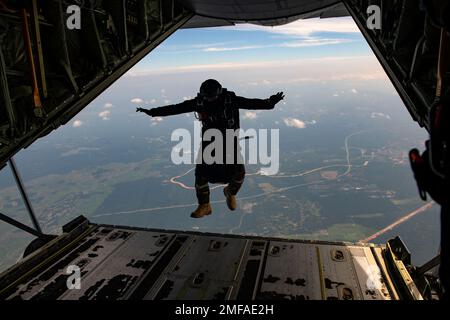 Ein Mitglied der Royal Malaysian Air Force Pasukan Khas Udara verlässt den hinteren Teil eines C-130J Super Herkules für ein Such- und Rettungsszenario während des Trainings Pacific Angel am Luftwaffenstützpunkt Kuantan, Malaysia, 18. August 2022. Die Such- und Rettungsschwadron der Pasukan Khas Udara, besser bekannt als PASKAU, ist das RMAF-Äquivalent zu den USA Air Force Pararescuemen oder PJs. Stockfoto