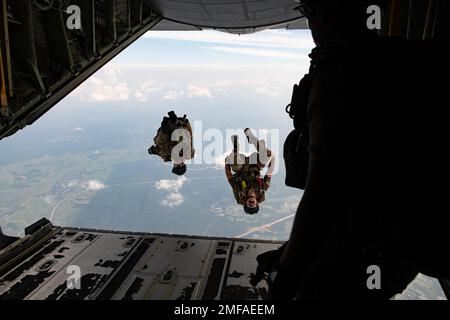 USA Air Force Pararescuemen verlassen den hinteren Teil eines C-130J Super Hercules für ein Such- und Rettungsszenario während des Trainings Pacific Angel auf dem Luftwaffenstützpunkt Kuantan, Malaysia, 18. August 2022. Mehr als 75 Airmen aus verschiedenen Einheiten der Pacific Air Force führten Expertenaustausch, Such- und Rettungsübungen, Expeditionsmedizin und andere Fachkenntnisse und Schulungen mit der Royal Malaysian Air Force und multinationalen Zivil- und Militärteilnehmern durch. Stockfoto