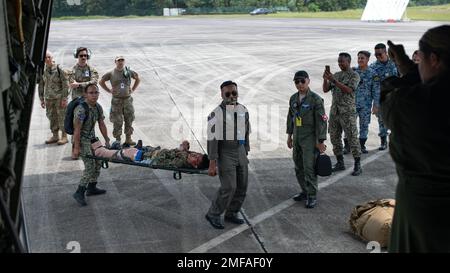 Medizinisches Personal der Royal Malaysian Air Force bereitet sich darauf vor, einen simulierten Patienten auf einen C-130J Super Hercules während eines Massenszenarios mit Verletzten zur Unterstützung der Übung Pacific Angel auf der Kuantan Air Base, Malaysia, 18. August 2022 zu laden. Übungen wie der Pazifikengel sind so konzipiert, dass sie die USA in die richtige Position bringen Die Luftwaffe und das alliierte Militär- und Zivilpersonal zusammenarbeiten, um rasch und wirksam auf ein breites Spektrum möglicher humanitärer Hilfe und Katastrophenhilfeszenarien reagieren zu können. Stockfoto