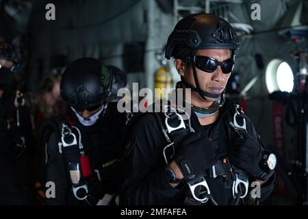 Das Personal der Royal Malaysian Air Force Pasukan Khas Udara stellt sich auf, um einen C-130J Super Herkules für ein Such- und Rettungs-Szenario während der Übung Pacific Angel am Luftwaffenstützpunkt Kuantan, Malaysia, am 18. August 2022 zu verlassen. Die Such- und Rettungsschwadron der Pasukan Khas Udara, besser bekannt als PASKAU, ist das RMAF-Äquivalent zu den USA Air Force Pararescuemen oder PJs. Stockfoto