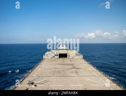 220818-F-LN908-0235 MOSAMBIK CHANNEL (18. August 2022) The Lewis B. Puller-Class Expeditionary Sea Base USS Hershel 'Woody' Williams (ESB 4) segelt durch den Mosambik Channel, 18. August 2022. Hershel 'Woody' Williams ist rotierend in den USA stationiert Marinestreitkräfte Afrika Einsatzgebiet, angestellt von den USA Sechste Flotte, um die Interessen der USA, Verbündeten und Partner zu verteidigen. Stockfoto