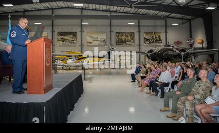 Senior Master Sgt. Hector R. Rosario, Chief Senior Enlisted Leader, 138. Fighter Wing Detachment 1, wird zum Chief Master Sgt., 18. August 2022, im Lone Star Flight Museum, Houston, Texas befördert. Rosario trat im Mai 1994 der Air Force bei und begann seine Karriere als Spezialist für Luft- und Raumfahrtausrüstung bei der Puerto Rico Air National Guard. Er hat sich in den Persischen Golf, Jordanien, Katar und Irak begeben, um die Operation SÜDWACHE, DIE IRAKISCHE FREIHEIT und DAUERHAFTE FREIHEIT zu unterstützen. Stockfoto