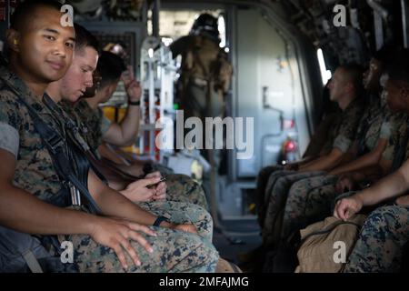 USA Marines, die am Marine Forces Reserve Diversity TARGETED (Anziehen, Identifizieren, Mentor, Ausbilden, entwickeln) Officer Program (DAOP) teilnehmen, fahren in einem MV-22 Osprey auf einer Tour durch die Grundschule, Marine Corps Base Quantico, Virginia, 18. August 2022. DAOP möchte hochleistungsfähige Marines aus historisch unterrepräsentierten Bevölkerungsgruppen anwerben, identifizieren, betreuen, ausbilden und entwickeln, um ihnen die Möglichkeit zu geben, sich einen beruflichen Weg für Offiziere vorzustellen und zu verfolgen. Stockfoto