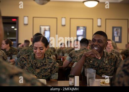 USA Marines, die am Marine Forces Reserve Diversity TARGETED (Anziehen, Identifizieren, Mentor, Ausbilden, entwickeln) Officer Program (DAOP) teilnehmen, treffen sich mit neu kommissionierten Offizieren auf einer Tour durch die Grundschule, Marine Corps Base Quantico, Virginia, 18. August 2022. DAOP möchte hochleistungsfähige Marines aus historisch unterrepräsentierten Bevölkerungsgruppen anwerben, identifizieren, betreuen, ausbilden und entwickeln, um ihnen die Möglichkeit zu geben, sich einen beruflichen Weg für Offiziere vorzustellen und zu verfolgen. Stockfoto