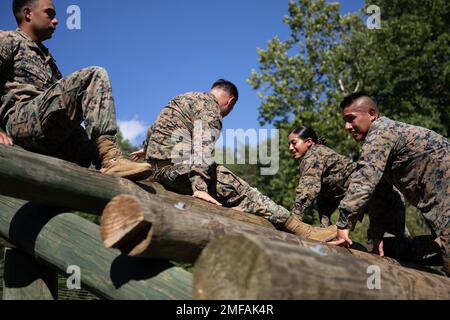 USA Marines, die am Marine Forces Reserve Diversity TARGETED (Anziehen, Identifizieren, Mentor, Ausbilden, entwickeln) Officer Program (DAOP) teilnehmen, führen den Vertrauenskurs an der Grundschule der Marine Corps Base Quantico, Virginia, am 18. August 2022 durch. DAOP möchte hochleistungsfähige Marines aus historisch unterrepräsentierten Bevölkerungsgruppen anwerben, identifizieren, betreuen, ausbilden und entwickeln, um ihnen die Möglichkeit zu geben, sich einen beruflichen Weg für Offiziere vorzustellen und zu verfolgen. Stockfoto