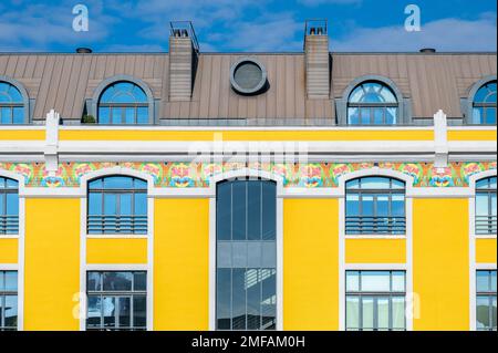 Die Fassade ist mit gelben Fliesen dekoriert Stockfoto