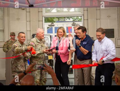 USA Generalleutnant John R. Evans, USA Army North, kommandierender General, zeigt Wayne Peacock, Präsident und Chief Executive der USAA, und das USAA-Team um das ursprüngliche USAA-Gebäude herum, um die Geschichte mit der USAA und den USA zu feiern Army während einer Zeremonie im Gebäude 44 auf der Joint-Base San Antonio-Fort Sam Houston, Texas, am 18. August 2022. Die Zeremonie würdigte die historischen Wurzeln der USAA in der lokalen Gemeinde San Antonio, Texas, und feierte die langjährige Partnerschaft mit den USA Army North in Verbindung mit dem Gebäude. Stockfoto