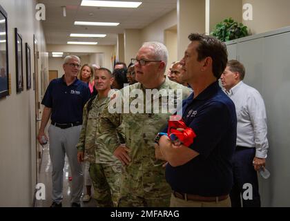 USA Generalleutnant John R. Evans, USA Army North, kommandierender General, zeigt Wayne Peacock, Präsident und Chief Executive der USAA, und das USAA-Team um das ursprüngliche USAA-Gebäude herum, um die Geschichte mit der USAA und den USA zu feiern Army während einer Zeremonie im Gebäude 44 auf der Joint-Base San Antonio-Fort Sam Houston, Texas, am 18. August 2022. Die Zeremonie würdigte die historischen Wurzeln der USAA in der lokalen Gemeinde San Antonio, Texas, und feierte die langjährige Partnerschaft mit den USA Army North in Verbindung mit dem Gebäude. Stockfoto