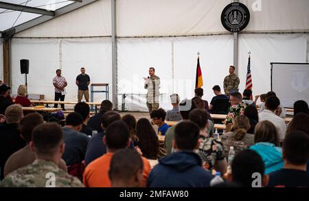 USA Air Force Oberst Bryan Callahan, 435. Air Ground Operations Wing Commander, spricht auf einem AGOW Family Fun Event 435. auf dem Luftwaffenstützpunkt Ramstein, Deutschland, am 18. August 2022. Während der Veranstaltung fand auch die Quarterly Awards statt, bei der Airmen für ihre vielen Leistungen ausgezeichnet wurden. Stockfoto