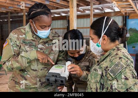 ICH Shaniqua Ballard, eine Krankenschwester im 18. Feldkrankenhaus, 304. Medizinische Einheit, trainiert Tech. Sgt. ELISA Fredrickson, Medizinische Logistikerin am 158. Kampfflügel, V. Nationalgarde und USA Navy Hospitalman 1. Klasse Jennifer Digirolamo, ein Sanitäter mit Navy Medical Readiness and Training Bataillon Portsmouth, auf einem Autorefractor während Appalachian Care Innovative Readiness Training (IRT) 2022 in Wise, Virginia, 18. August 2022. IRT ist eine militärische Ausbildungsmöglichkeit des Verteidigungsministeriums (DoD), exklusiv für die Vereinigten Staaten und ihre Territorien, die gemeinsame tr Stockfoto