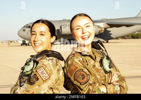 MARINESTÜTZPUNKT ROTA, Spanien (18. August 2022) Senior Airman Celeste Winters, ein Luft- und Raumfahrttechniker, und Staff Sgt. Jennah Beaver, ein Besatzungsleiter, posieren für ein Foto auf der Fluglinie am Marinestützpunkt Rota, Spanien, 18. August 2022. Winters und Beaver sind der 725. Luftmobilitätsschwadron zugeteilt. Stockfoto