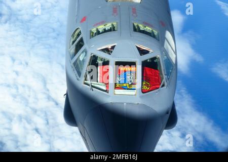 EIN US-AMERIKANISCHER Air Force B-52H Stratofortress-Flugzeug, das dem 5. Bombenflügel zugewiesen wurde, Minot Air Force Base, N.D., überquert den Atlantik während einer Bomber Task Force Mission, 18. August 2022. BTF-Missionen bieten eine einzigartige Gelegenheit, gemeinsam mit unseren europäischen Verbündeten die kombinierte Bereitschaft zu verbessern, die Interoperabilität zu fördern und die globale Energieprojektion zu demonstrieren. Stockfoto