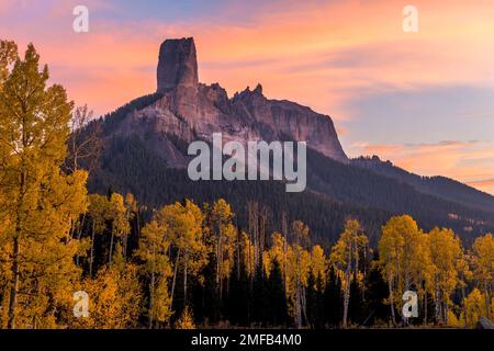 Herbstuntergang am Chimney Peak – farbenfroher Sonnenuntergang über den Felsformationen des Chimney Peak vom Owl Creek Pass, Ridgway, Colorado, USA. Stockfoto