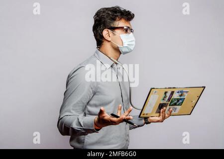 Fachlicher medizinischer Trainer, der zukünftige Ärzte mit Hands-on Training ausbildet, ein Clipboard hält und Berufserfahrung in einer medizinischen Ausbildung teilt Stockfoto