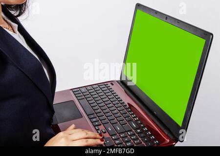 Drei 30s-Kollegen, die ein Notebook und ein Tablet verwenden, diskutieren über Online-Präsentationen, bereiten ein gemeinschaftliches Online-Projekt vor, machen Computer-Aufgaben, teilen Ideen mit anderen Stockfoto