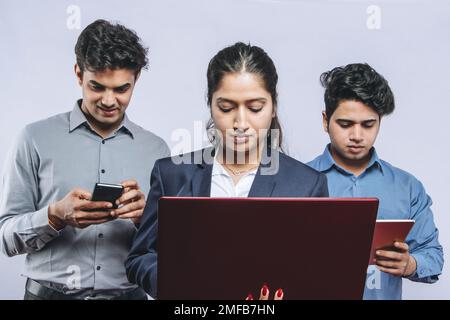 Unternehmensexperten, die mit FOCUS zusammenarbeiten, kompetentes Team, das sich mit hochrangigen Geschäftsaufgaben beschäftigt Stockfoto