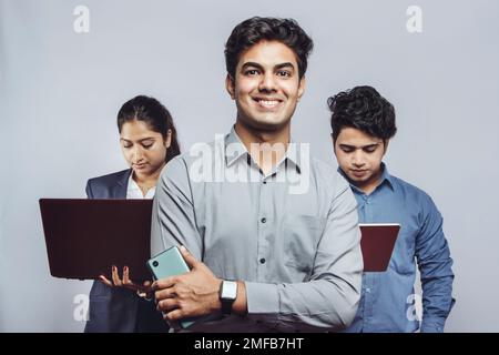 Indisches Office-Team, das an Projekt arbeitet: Projektmanager, der Marke, Professionalität, Teamwork, Corporate Excellence Workplace Idea repräsentiert Stockfoto