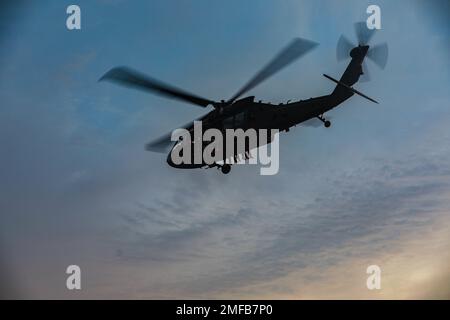 Soldaten der 1. Special Forces Group (Airborne), führen ein schnelles Seil-Insertion/Extraktion (POMMES)-Training aus einem UH-60 Black Hawk Helikopter durch, das dem 2-158. Angriffshubschrauber-Bataillon, 16. Kampfluftfahrtbrigade, auf der Joint Base Lewis-McChord, Washington, 18. August 2022, zugewiesen wurde. Stockfoto