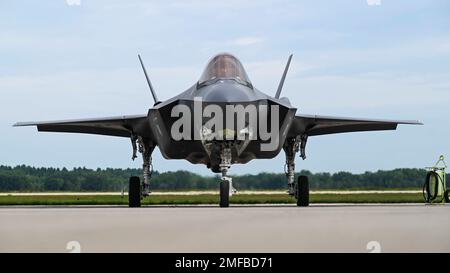 EIN US-AMERIKANISCHER Air Force F-35A Lightning II Pilot mit 58. Fighter Squadron, 33. Fighter Wing, Eglin Air Force Base, Florida, landet nach einer Trainingsmission über Volk Field Air National Guard Base, Wisconsin, 18. August 2022. Volk Field bot einen offenen Luftraum mit optimalen Wetterbedingungen zum Fliegen, sodass die 33. FW über 60 % der saisonalen Blitze und Hurrikanverzögerungen in Florida vermeiden konnte. Stockfoto