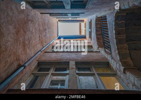 In einem Traboules-Korridor im Viertel Vieux-Lyon in Lyon, Frankreich, mit Blick nach oben Stockfoto