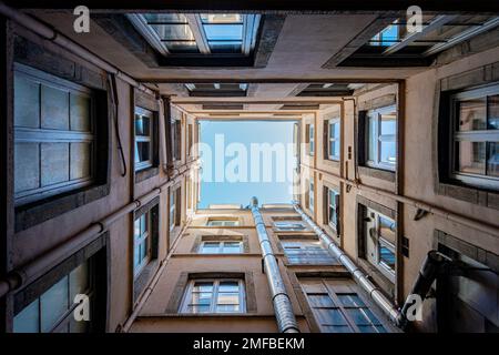 In einem Traboules-Korridor im Viertel Vieux-Lyon in Lyon, Frankreich, mit Blick nach oben Stockfoto