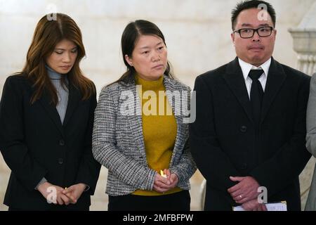 St. Louis, Usa. 24. Januar 2023. Asiatische Politiker und Glaubensführer kommen zusammen und halten Kerzen, um über die Monterey Park Mond Neujahr Schießerei im St. Louis City Hall in St. Louis am Dienstag, den 24. Januar 2023. Die Missouri Asian American Youth Foundation kündigte außerdem Pläne für die Einführung ihres Programms zur psychischen Gesundheit an, das Online-Heilsitzungen umfassen wird. Foto: Bill Greenblatt/UPI Credit: UPI/Alamy Live News Stockfoto