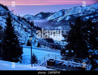 Landschaft der glühenden Eislaufbahn Medeu von oben auf die Treppe Gesundheit im Tian Shan Gebirge bei rosa Sonnenuntergang in Almaty Stadt, Kasachstan Stockfoto