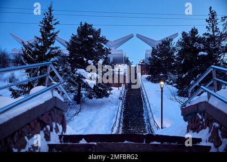 Berühmte Medeu Treppe der Gesundheit nahe der Eislaufbahn in den Tian Shan Bergen bei rosa Sonnenuntergang in Almaty Stadt, Kasachstan Stockfoto