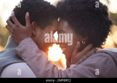 Paare, Liebe und Wandern bei Sonnenuntergang Küssen und Gesichter berühren sich nach dem Training, Fitness und Training im Freien. Romantische afroamerikanische gesunde Menschen Stockfoto